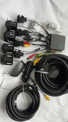 Sistema radar per veicoli commerciali per il parcheggio sicuro e l'assistenza alla retrovisione nel traffico intenso